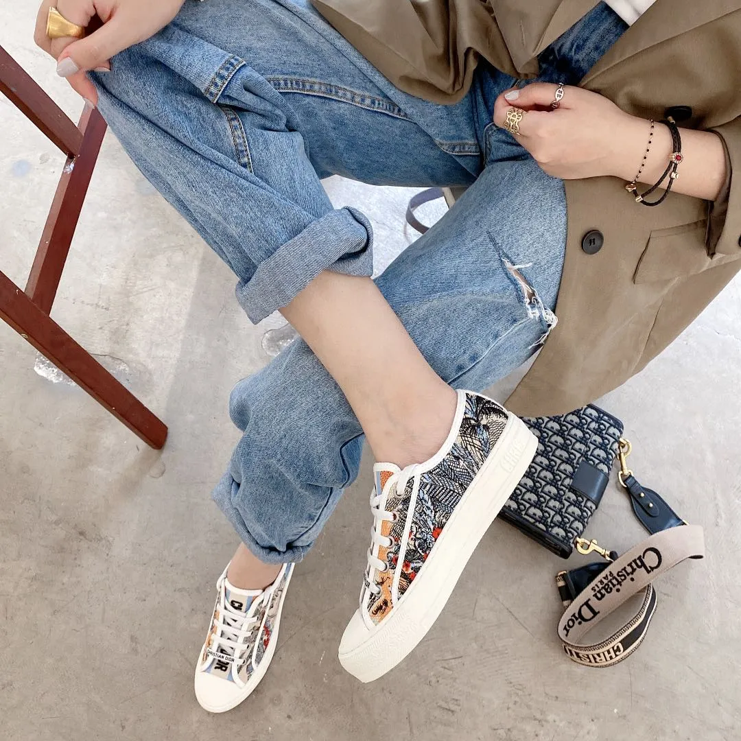 👟👟Ex-factory price 500👟👟 New arrival at D home, synchronized with the official website WALK N DIOR embroidered canvas shoes series, 100% cotton silk double-sided three-dimensional embroidery All the materials of this shoe are original molds, right down to the hardware, laces, outsole, PU midsole...the upper fabric is made of double-sided pure cotton silk three-dimensional electric embroidery. Each style looks colorful, but it does not make it difficult to match clothes. The entire series is like a piece of handicraft, unique!  ▪️Inner lining: full-grain mixed sheep and sheepskin ▪️Foot pads: same color cowhide, comfortable to the feet ▪️My last style is exactly the same as ZP, welcome to compare. My color scheme is the most complete, and the counter has a full set of packaging. Code number: 35-41